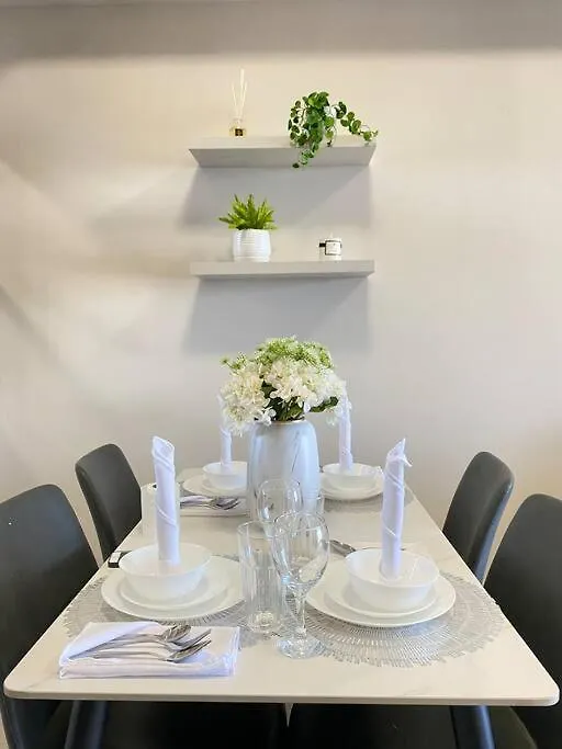 Bgc Skyline 2Br Suite With Parking In Uptown Bgc Manila